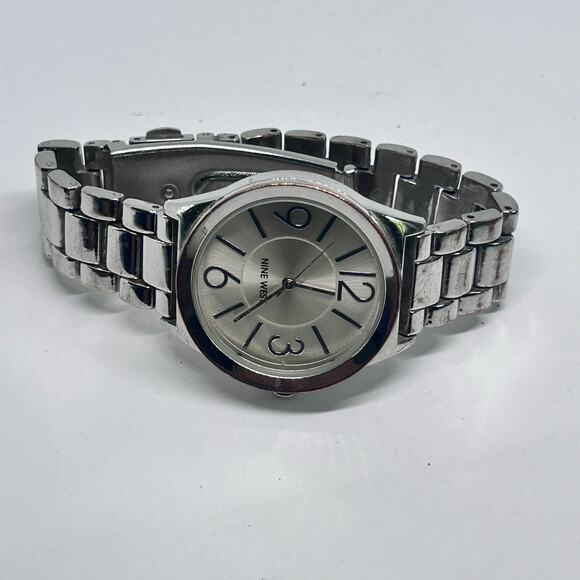 Nine West Silver Tone Minimalist Women’s Analog Watch Working New Battery - Picture 4 of 8